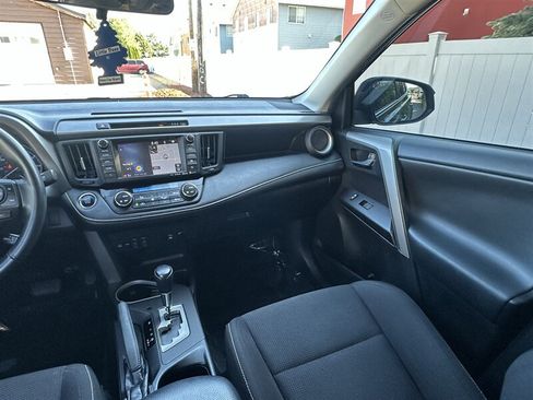 Used 2018 Toyota RAV4 XLE AWD/4WD image 8
