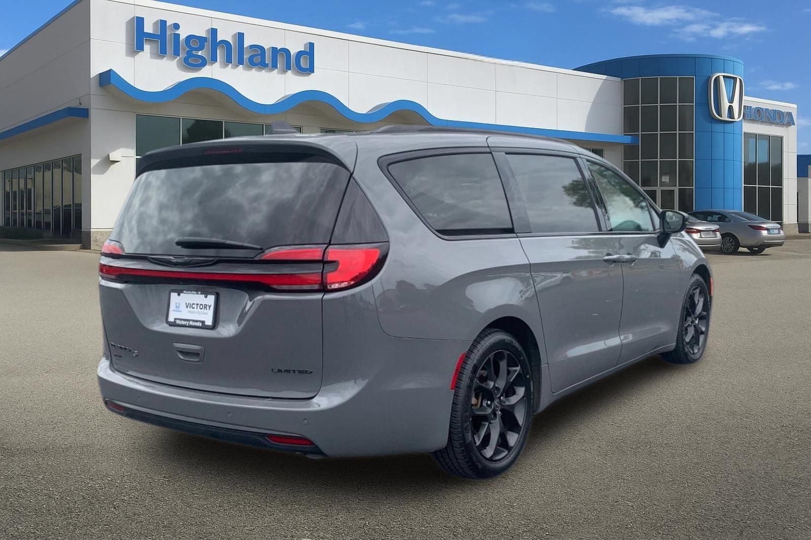 Used 2025 Chrysler Pacifica Limited FWD image 5