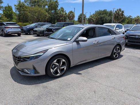 Used 2023 Hyundai Elantra Limited w/ Preferred Accessory Package FWD image 8