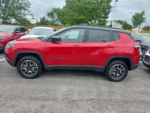 Used 2025 Jeep Compass Trailhawk AWD/4WD image 3