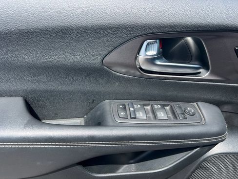 Used 2025 Chrysler Pacifica Select FWD image 11