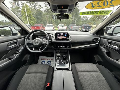 Used 2024 Nissan Rogue SV image 11