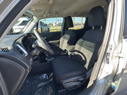 Used 2018 Jeep Renegade Latitude image 13