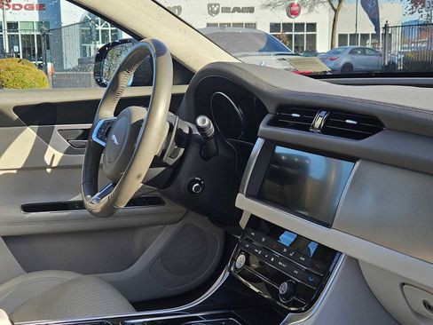 Used 2019 Jaguar XF Prestige image 24