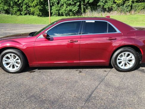 Used 2018 Chrysler 300 Touring RWD image 7