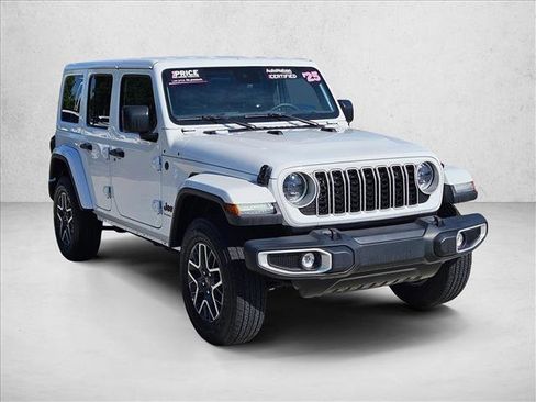 Used 2025 Jeep Wrangler Unlimited Sahara AWD/4WD image 3