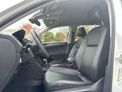 Certified 2022 Volkswagen Tiguan SE image 12