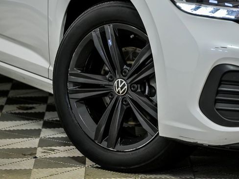 Used 2023 Volkswagen Jetta SE w/ Panoramic Sunroof Package image 3