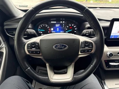 Used 2022 Ford Explorer XLT w/ Equipment Group 202A AWD/4WD image 11
