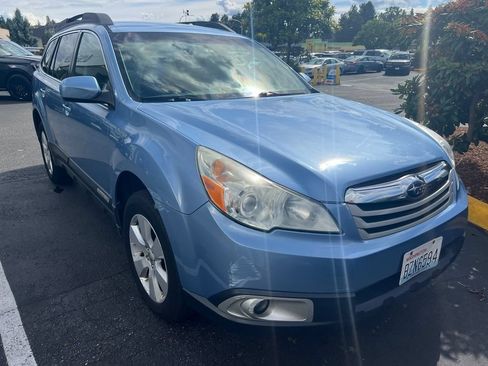 Used 2010 Subaru Outback 2.5i Premium AWD/4WD image 2