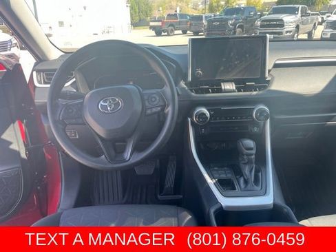 Used 2025 Toyota RAV4 XLE AWD/4WD image 17