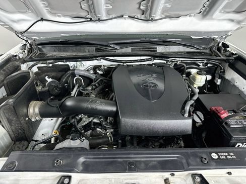 Used 2016 Toyota Tacoma TRD Off-Road w/ Premium & Technology Package RWD image 30