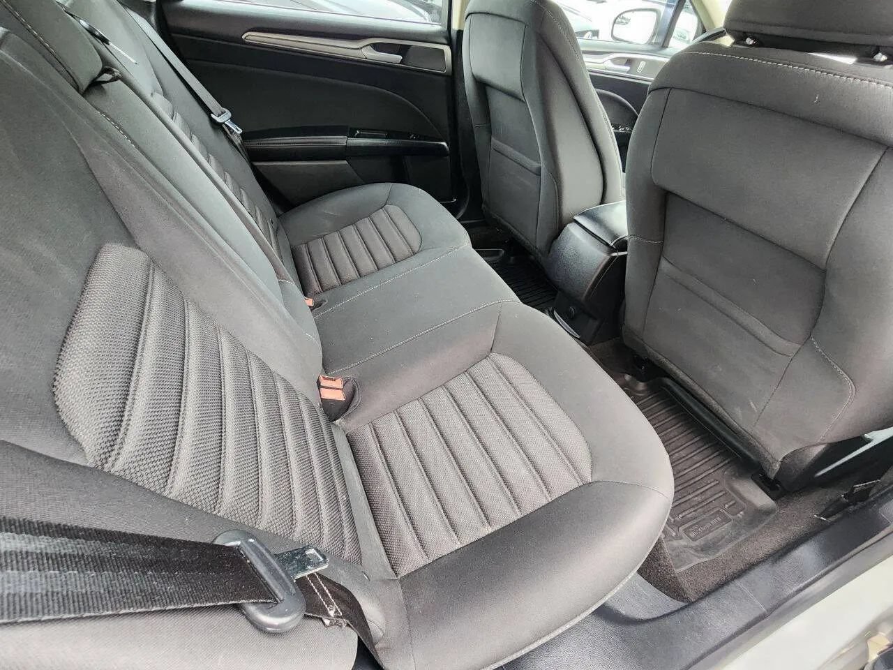 Used 2017 Ford Fusion SE FWD image 13
