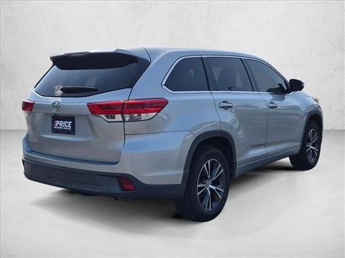 Used 2018 Toyota Highlander LE FWD image 5