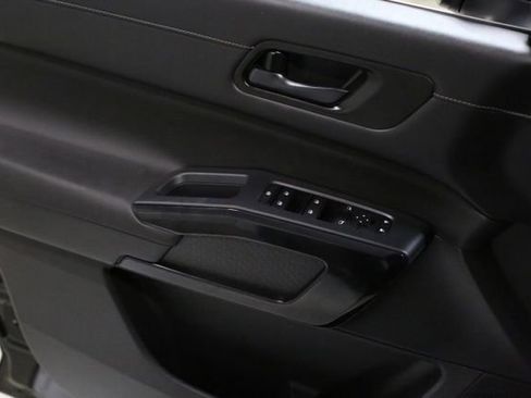 New 2025 Nissan Pathfinder SV image 10