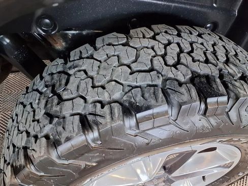 Used 2019 Jeep Wrangler Unlimited Sahara w/ Uconnect 4C Nav & Sound Group AWD/4WD image 9