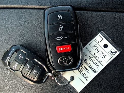 Used 2024 Toyota Highlander Limited AWD/4WD image 73
