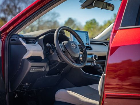 Used 2021 Toyota RAV4 XLE w/ Convenience Package image 17