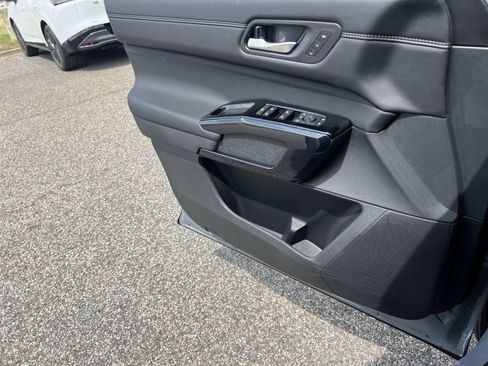 New 2026 Nissan Pathfinder Platinum FWD image 15