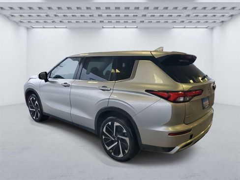 Used 2023 Mitsubishi Outlander SE image 3