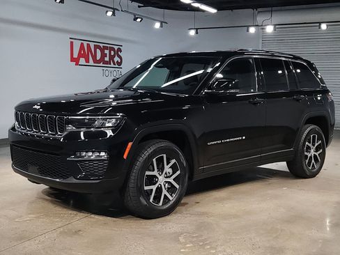 Used 2024 Jeep Grand Cherokee Limited image 3