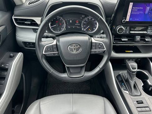 Used 2023 Toyota Highlander XLE AWD/4WD image 16