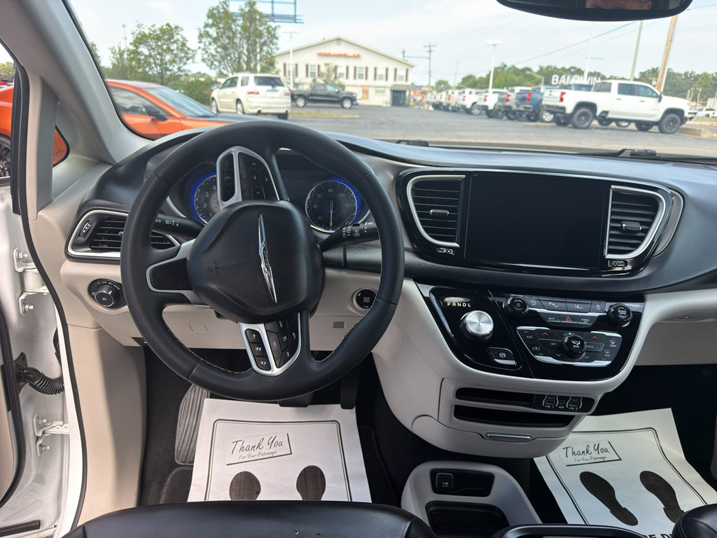 Used 2023 Chrysler Pacifica Touring-L FWD image 12