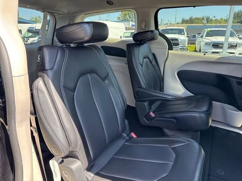 Used 2023 Chrysler Pacifica Touring-L FWD image 12