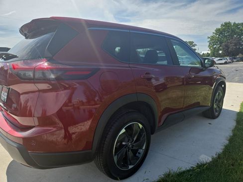 Used 2025 Nissan Rogue SV AWD/4WD image 4