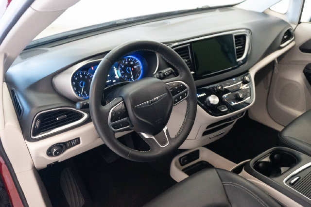 Used 2024 Chrysler Pacifica Touring-L FWD image 3