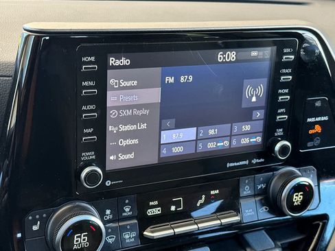 Used 2021 Toyota Highlander XLE AWD/4WD image 21