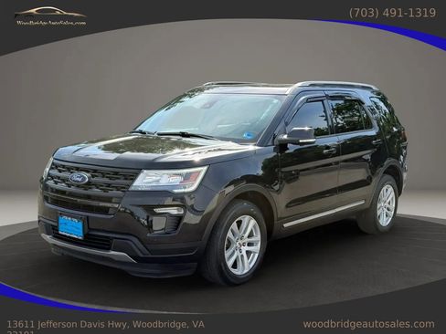 Used 2018 Ford Explorer XLT w/ Equipment Group 202A AWD/4WD image 8