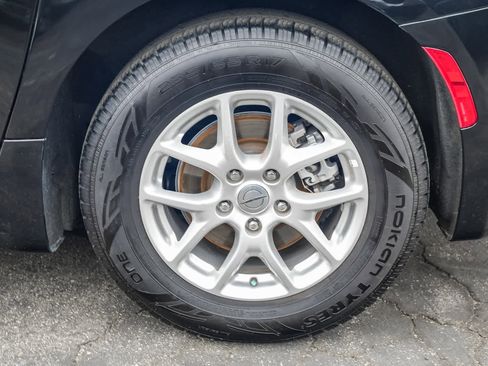 Used 2024 Chrysler Pacifica Touring-L image 10