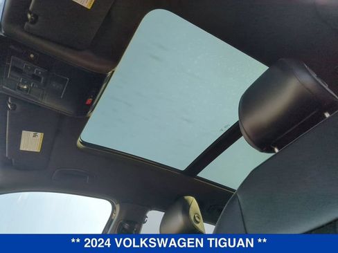 Used 2024 Volkswagen Tiguan SE R-Line AWD/4WD image 19