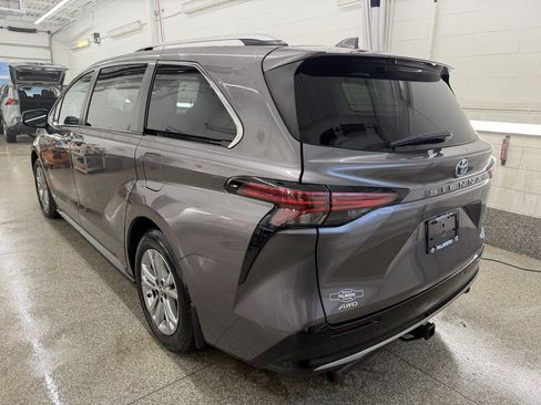 Certified 2021 Toyota Sienna Platinum image 3