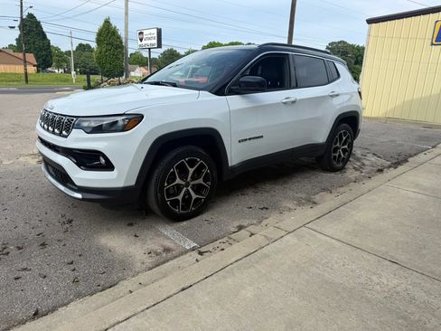 Used 2025 Jeep Compass Limited AWD/4WD image 4