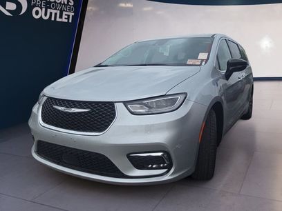 Used 2024 Chrysler Pacifica Select