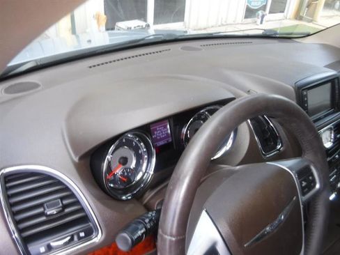 Used 2012 Chrysler Town & Country Touring-L w/ Premium Group FWD image 28