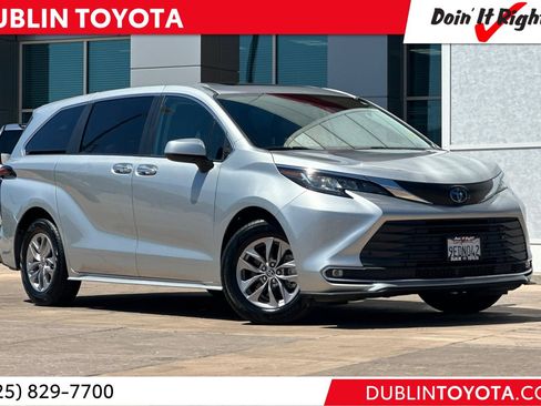 Used 2022 Toyota Sienna XLE FWD image 1