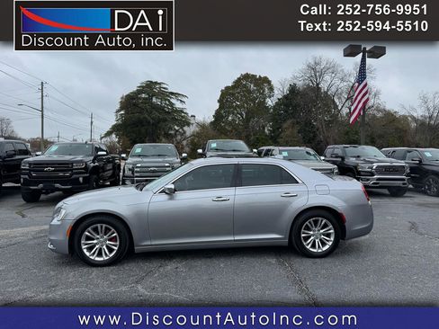 Used 2017 Chrysler 300 C image 1
