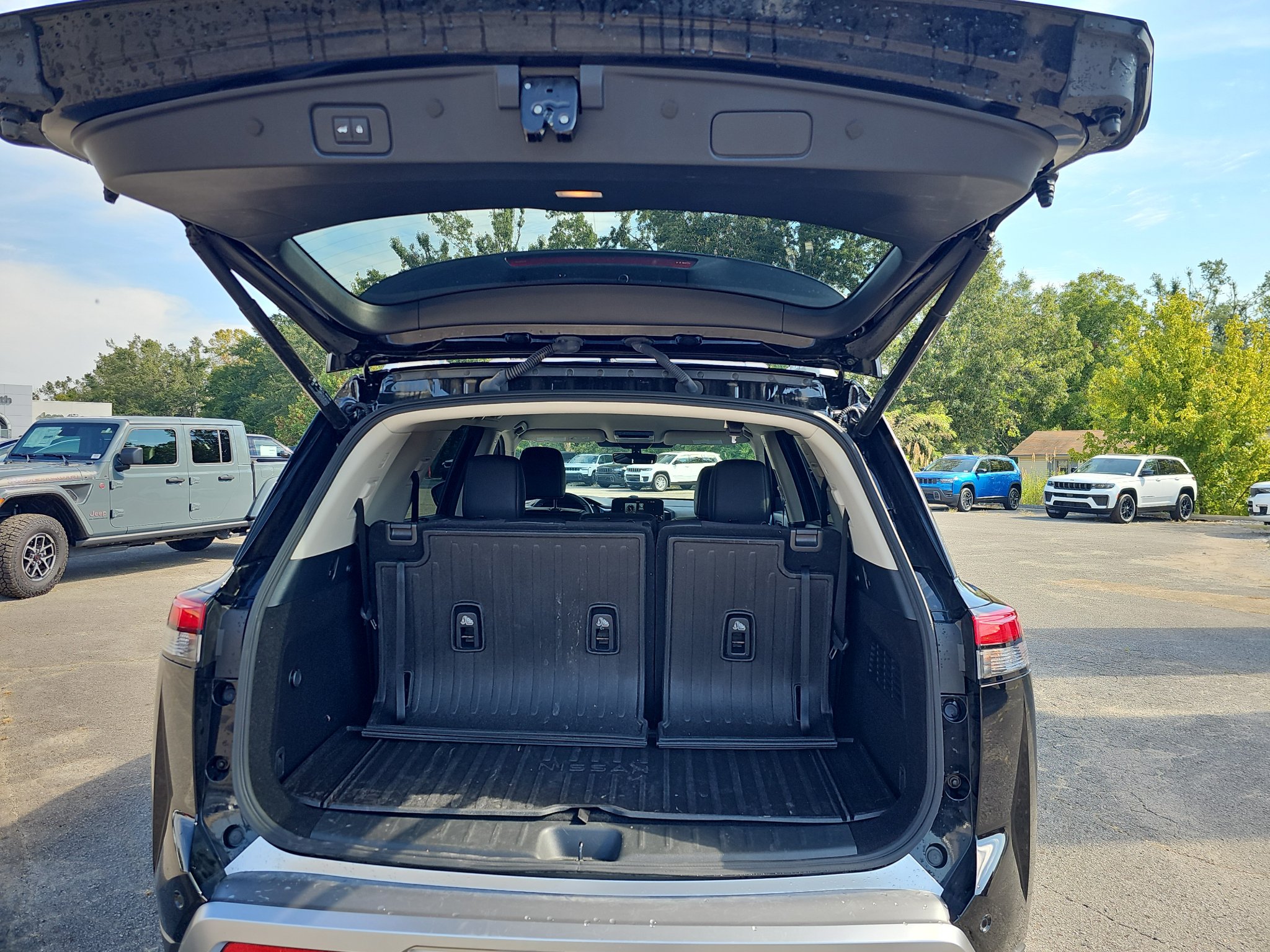 Used 2024 Nissan Pathfinder SL w/ Cargo Package FWD image 23