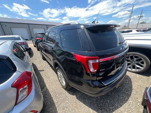 Used 2018 Ford Explorer XLT w/ Equipment Group 202A AWD/4WD image 13