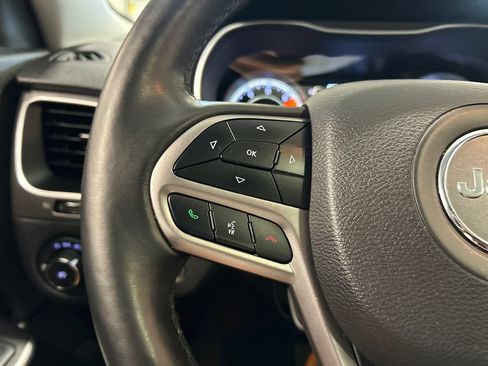 Used 2019 Jeep Cherokee Latitude Plus w/ Comfort/Convenience Group AWD/4WD image 20