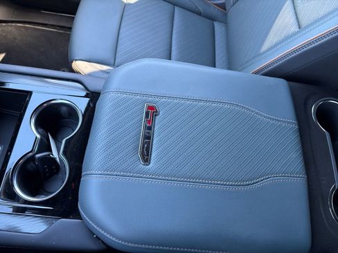 Used 2025 GMC Yukon XL AT4 AWD/4WD image 29