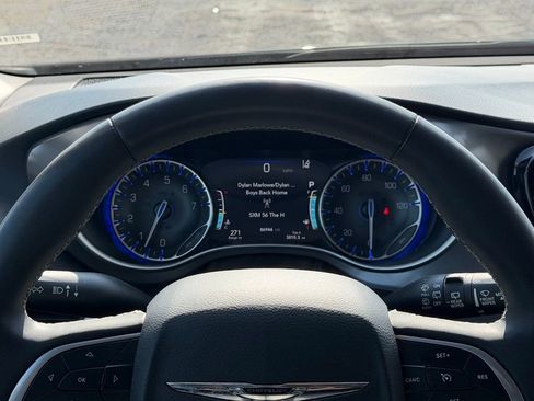 Used 2023 Chrysler Pacifica Touring-L image 21