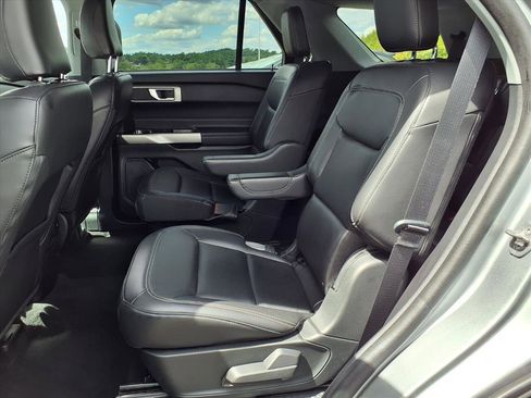 Certified 2022 Ford Explorer XLT w/ Equipment Group 202A image 9