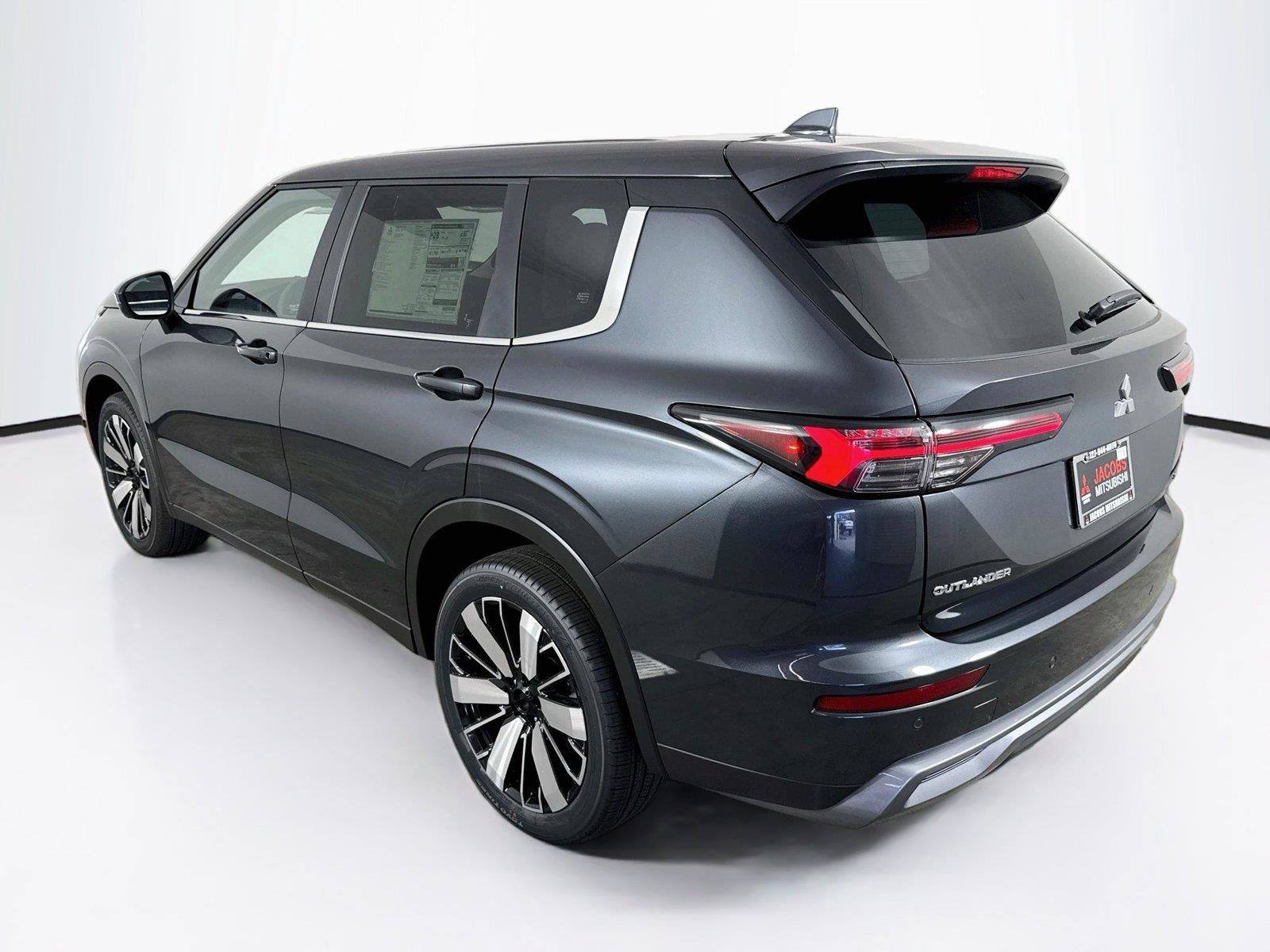 New 2026 Mitsubishi Outlander SE FWD image 3