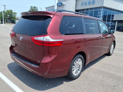 Used 2017 Toyota Sienna XLE Premium FWD image 5