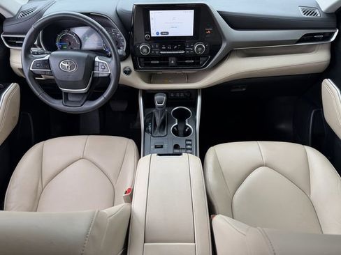 Used 2023 Toyota Highlander XLE image 11