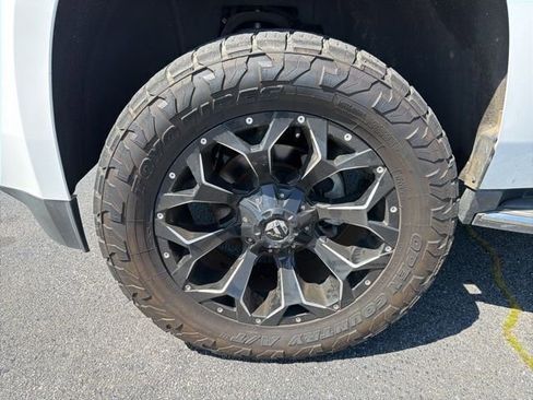 Used 2018 GMC Yukon XL SLT w/ Premium Edition RWD image 8